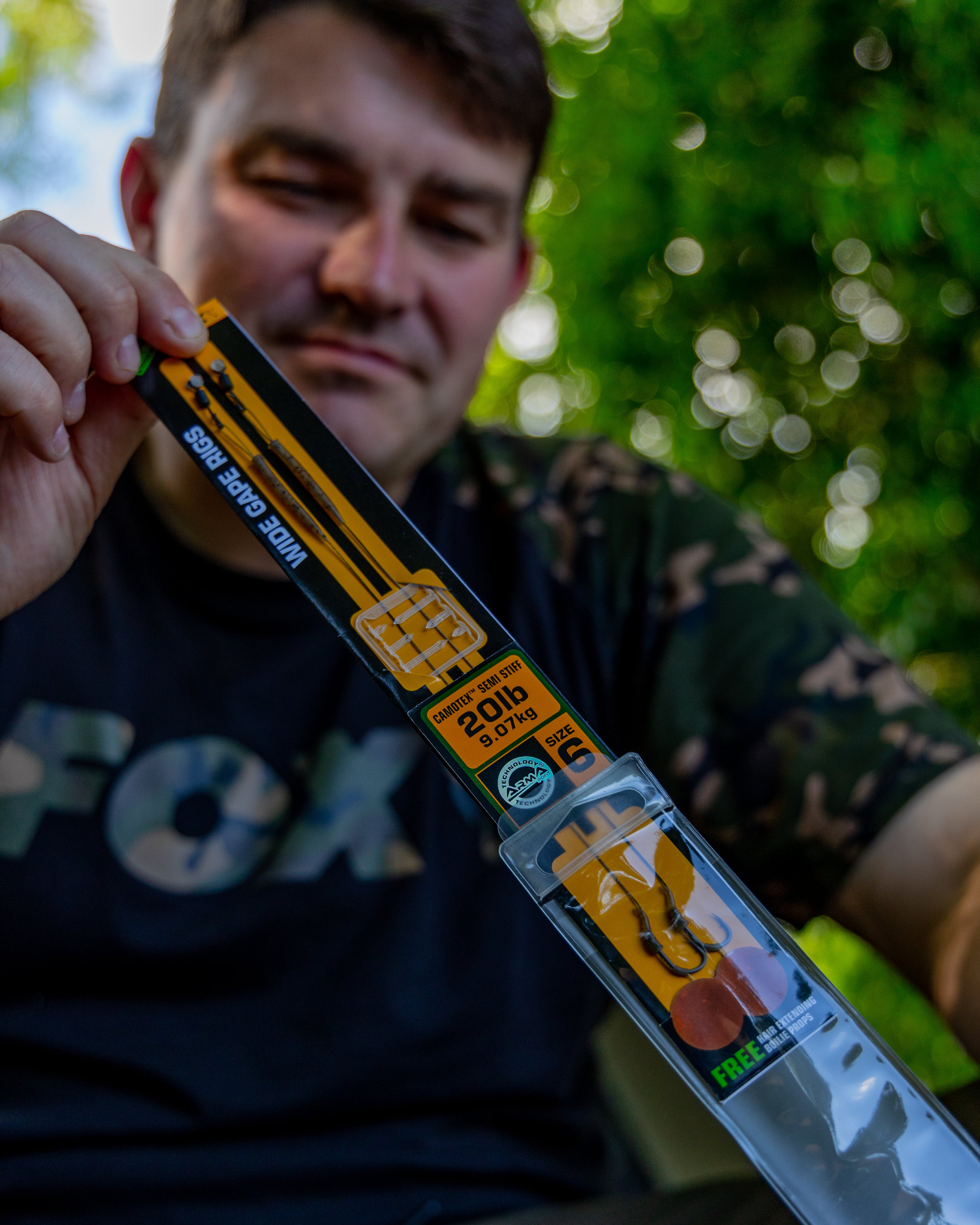 Fox - Edges Wide Gape Size 4 25lb Camotex Semi Stiff 2pcs