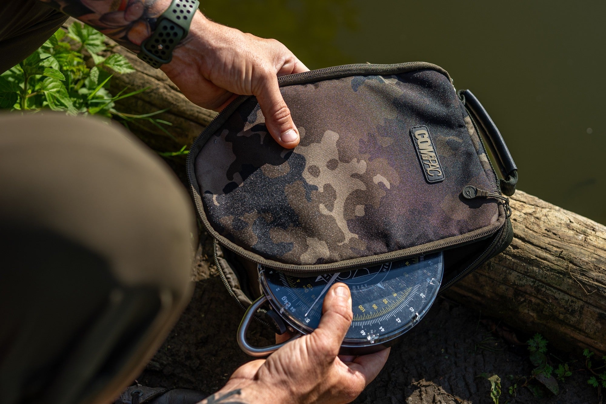 Korda - Compac Scales Pouch Dark Kamo